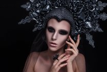 Retrato de mujer con maquillaje de moda con corona y anillo de dedo - foto de stock
