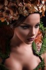 Mulher com maquiagem de moda usando coroa de flores e roupas florais — Fotografia de Stock
