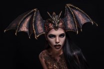Mulher com maquiagem de moda vestindo coroa estilo dragão — Fotografia de Stock