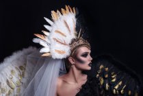 Femme avec maquillage de mode portant des plumes couronne — Photo de stock