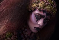 Mujer con fantasía llorando maquillaje - foto de stock
