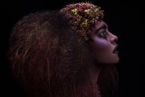 Seitenansicht einer Frau mit Fantasie-Make-up und Frisur — Stockfoto
