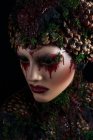 Frau mit blutigem Make-up trägt Fantasiebekleidung und Krone — Stockfoto