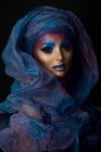 Жінка з фантастичним барвистим макіяжем — стокове фото