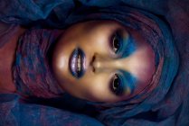 Женщина с фантазией красочный макияж — стоковое фото
