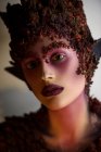 Портрет молодой женщины с фантазией макияжа и цветочные украшения — стоковое фото