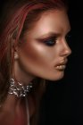 Retrato de mulher com maquiagem fantasia e corrente no pescoço — Fotografia de Stock