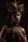 Retrato de monstro fêmea com cobertura para a cabeça e roupas feitas de peixes — Fotografia de Stock
