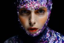 Junge schöne Frau mit kreativem Make-up und ausgefallenen Kostümen posiert — Stockfoto