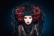 Tiro na moda de mulher com véu e flores vermelhas — Fotografia de Stock