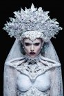 Femme à la mode avec couronne blanche posant en studio — Photo de stock