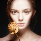 Mulher elegante com criativo compõem posando sagacidade flor seca — Fotografia de Stock