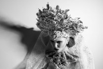 Femme à la mode avec couronne blanche posant en studio — Photo de stock