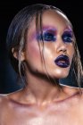 Modische Frau mit kreativem Make-up posiert — Stockfoto