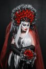 Porträt einer modischen jungen Frau in Halloween-Kostüm und Kranz im Atelier — Stockfoto