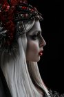 Portrait de jeune femme à la mode portant entre costume et couronne en studio — Photo de stock