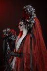 Портрет модной молодой женщины в костюме Хэллоуина и венке в студии — стоковое фото