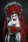 Retrato de la mujer joven de moda con traje y corona hallooween en el estudio - foto de stock