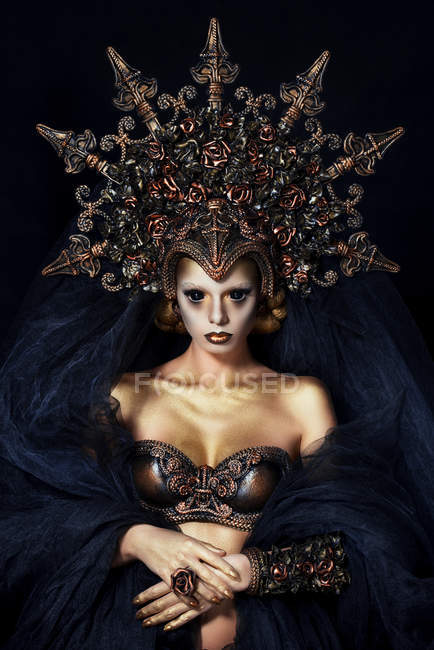 Retrato de mujer con maquillaje de fantasía con corona grande - foto de stock