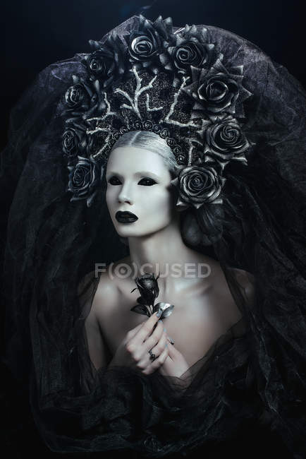 Ritratto di donna con fantasia trucco indossando grande corona — Foto stock