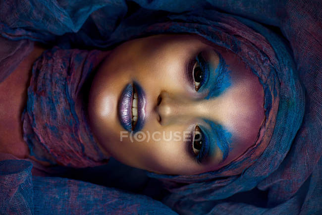 Mulher com fantasia maquiagem colorida — Fotografia de Stock