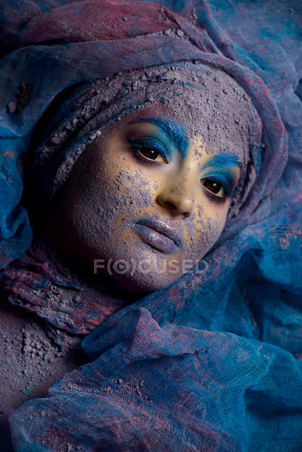 Mujer con fantasía maquillaje colorido - foto de stock