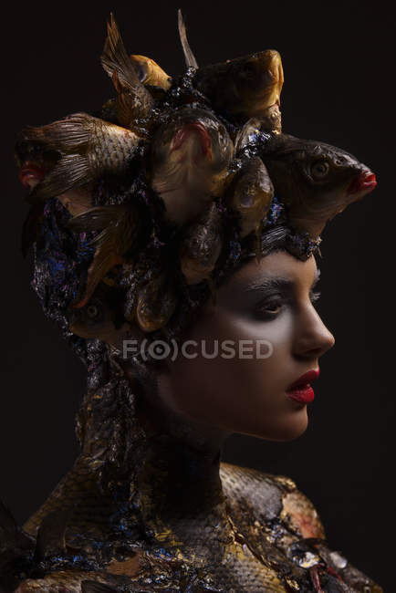 Retrato de monstro fêmea com cobertura para a cabeça e roupas feitas de peixes — Fotografia de Stock