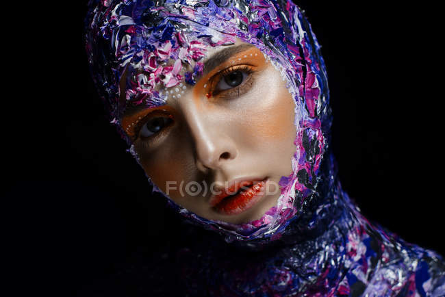 Junge schöne Frau mit kreativem Make-up und ausgefallenen Kostümen posiert — Stockfoto
