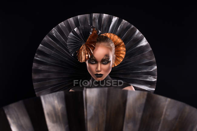 Attraktive modische Frau in kreativem Kostüm posiert im Studio — Stockfoto