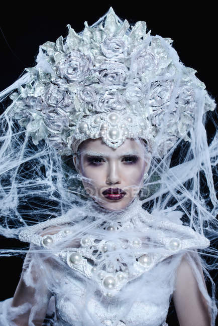 Donna alla moda con corona bianca in posa in studio — Foto stock