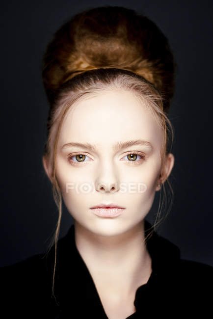 Femme à la mode avec maquillage créatif posant — Photo de stock
