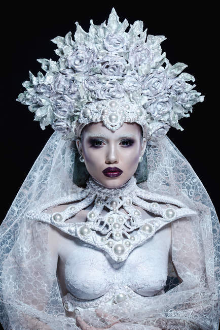 Modische Frau mit weißer Krone posiert im Studio — Stockfoto