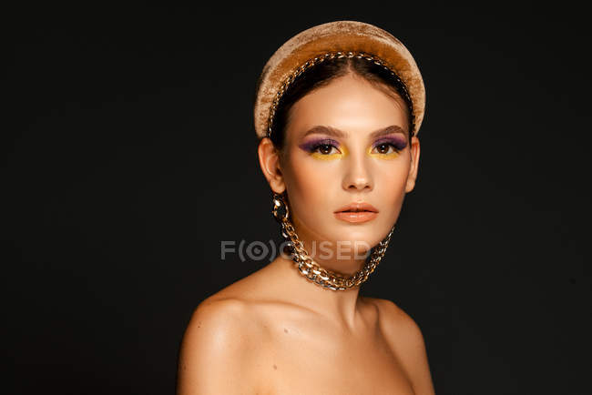 Attraente donna alla moda con fascia per capelli in posa — Foto stock