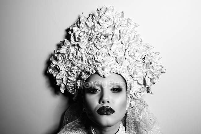 Mujer de moda con la corona blanca posando en el estudio - foto de stock