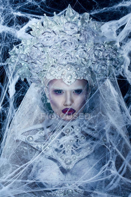 Modische Frau mit weißer Krone posiert im Studio — Stockfoto