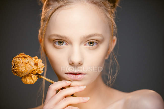 Femme à la mode avec maquillage créatif posant — Photo de stock