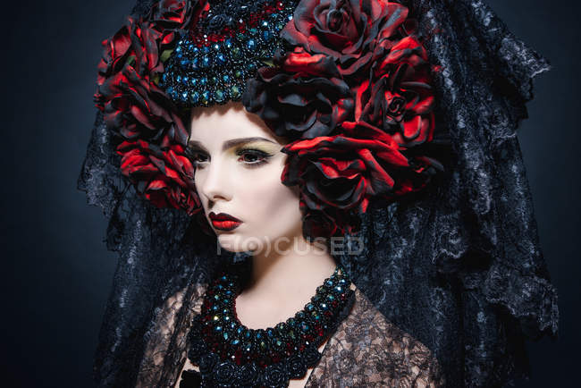 Brote de moda de la mujer con velo y flores rojas - foto de stock