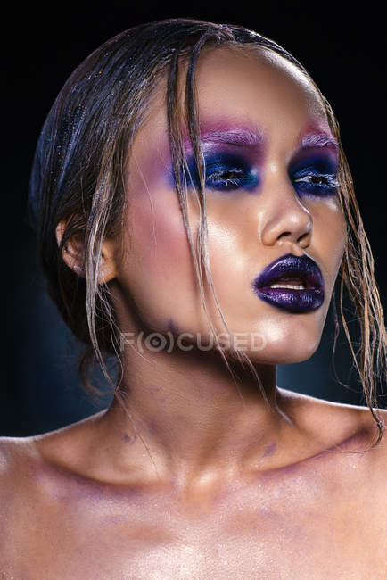 Mujer de moda con maquillaje creativo posando - foto de stock