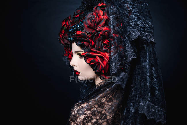 Sparatoria alla moda di donna con velo e fiori rossi — Foto stock