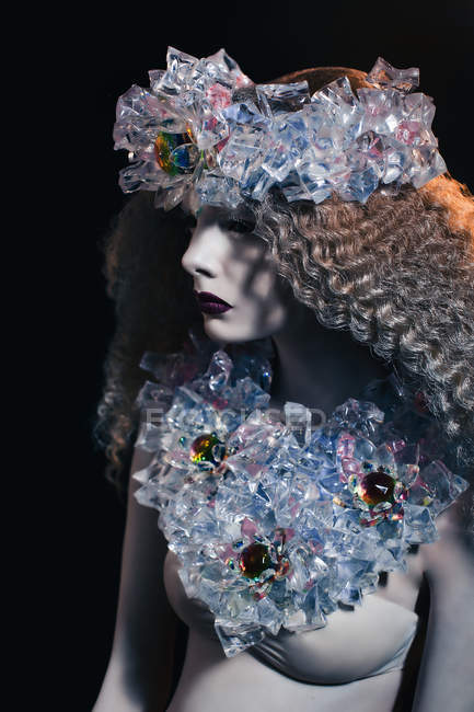 Femme à la mode avec couronne de glace blanche posant en studio — Photo de stock