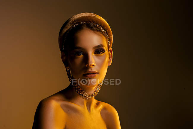 Mulher elegante atraente com banda de cabelo posando — Fotografia de Stock