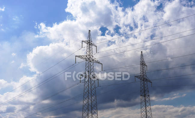 Lignes électriques à haute tension 110 kV sur fond nuageux de ciel nocturne . — Photo de stock