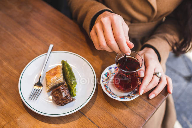 Traditional tea with turkish delights. — Stock Photo