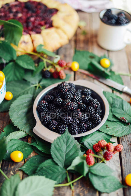 Tarte aux baies fraîchement cuite. Tarte aux mûres avec une tranche manquante . — Photo de stock