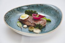 Steak rôti avec oeuf et oignon — Photo de stock