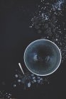 Ягід шовковиці і чорниці з порожній чашею — стокове фото