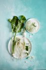 Овощи и цветы на белых тарелках — стоковое фото