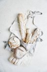 Pani di pane su grembiule in farina — Foto stock
