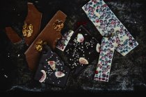 Trozos de chocolate con frutos secos y bayas - foto de stock