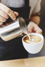 Barista in Schürze Kaffee kochen — Stockfoto